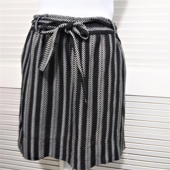 LOFT Dresses & Skirts - Ann Taylor LOFT Black and White Arrow Ikat Skirt